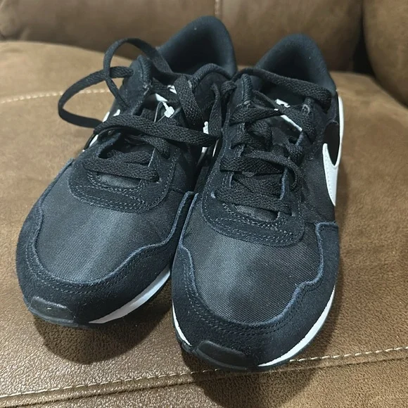 Boys Nike MD Valiant GS size 5Y new in box. - Picture 2 of 6